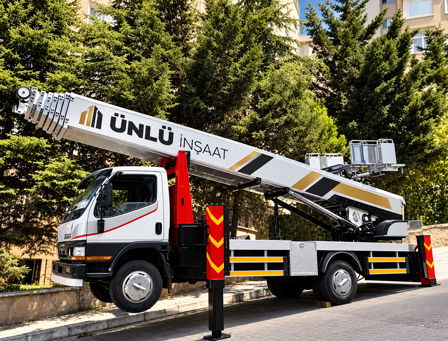 ÜNLÜ İNŞAAT yazılı vinçli asansör kamyonu